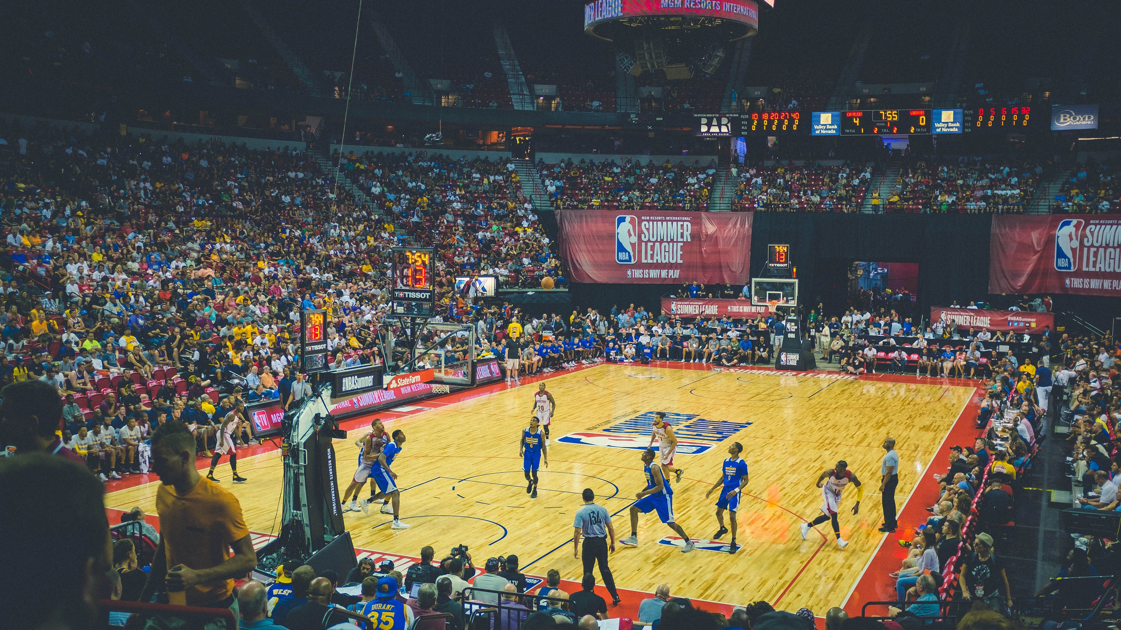 九游体育官方网站-Rookie连续二十场比赛得分超过惊险取胜，加拿大队挑战极限！